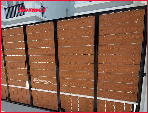 CỔNG GỖ NHỰA NGOÀI TRỜI.